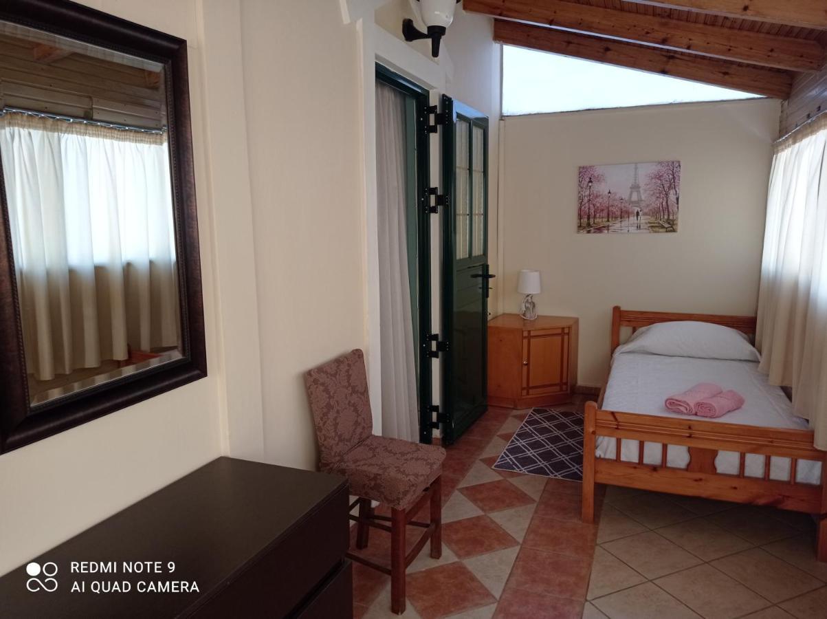 Bratis House Apartment Vartholomio Bagian luar foto